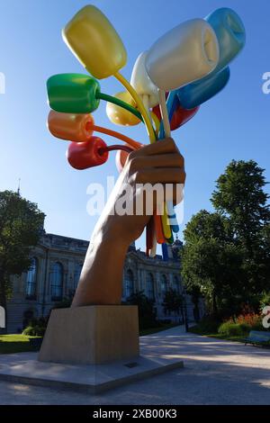 Tulpenbouquet der Skulptur des amerikanischen Künstlers Jeff Koons, die sich außerhalb des Petit Palais in Paris befindet. Es ist eine der größten von Koons Stockfoto