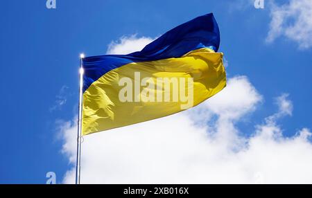 Die Flagge der Ukraine auf der Stange flattert bei starkem Wind Stockfoto