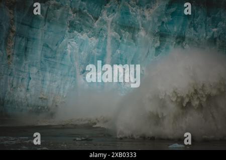 Erleben Sie die raue Kraft der Natur, während ein riesiger Eisbrocken von einem Gletscher Alaskas bricht und ein explosives Spritzen erzeugt. Perfekt für Dynamik und Dramat Stockfoto