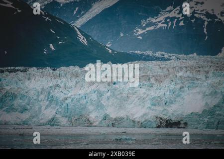 Eine atemberaubende Nahaufnahme eines riesigen alaskischen Gletschers, der die eisblaue Textur und das zerklüftete Gelände zeigt. Ideal für Natur, Abenteuer und Umwelt Stockfoto