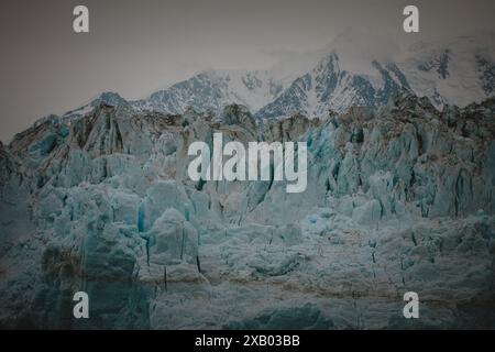 Erleben Sie die atemberaubende Schönheit der Gletschergipfel Alaskas. Diese atemberaubende Landschaft fängt die raue Kraft und die ruhige Schönheit der Natur ein, perfekt für Stockfoto