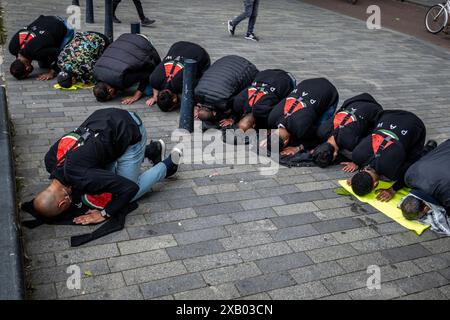 Rotterdam, Süd-Holland, Niederlande. Juni 2024. Eine Gruppe von Männern, die beten, bevor sie demonstrieren. Am 9. Juni 2024 marschierten pro-palästinensische Demonstranten, die gegen die jüngsten Maßnahmen und die Gewalt Israels in Rafah protestierten, durch Rotterdam in den Niederlanden. (Kreditbild: © James Petermeier/ZUMA Press Wire) NUR REDAKTIONELLE VERWENDUNG! Nicht für kommerzielle ZWECKE! Stockfoto