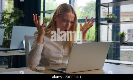 Aufgebracht schockiert Geschäftsfrau Kaukasische Frau Managerin Arbeit Laptop Verlust Geschäftsausfall Problem negativer Schock Computerprobleme Konkursfehler Stockfoto