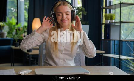 Kaukasische Geschäftsfrau beenden Computerarbeit dehnen am Schreibtisch glücklich entspannte Geschäftsfrau weibliche Arbeiterin Stressabbau nach Arbeit gut erledigt Stockfoto