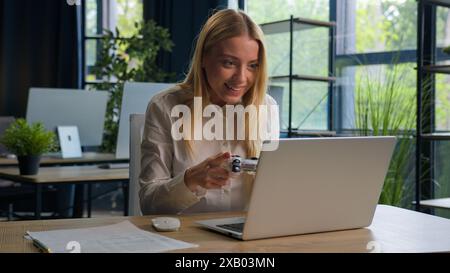 Lustige faule kaukasische Geschäftsfrau Büroangestellte Spielkonsole am Desktop Mädchen Geschäftsfrau süchtig spielt Online-Videospiel auf Laptop, während niemand Stockfoto