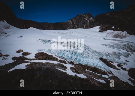 Erleben Sie die unberührte Schönheit eines alaskischen Gletschers mit diesem atemberaubenden Landschaftsfoto, das perfekt ist, um die Majestät und Gelassenheit der Arcti zu zeigen Stockfoto