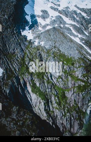 Dieses atemberaubende Luftbild zeigt die komplizierten Strukturen und das lebendige Grün der alaskischen Bergvegetation, aufgenommen von einem Hubschrauber. Stockfoto