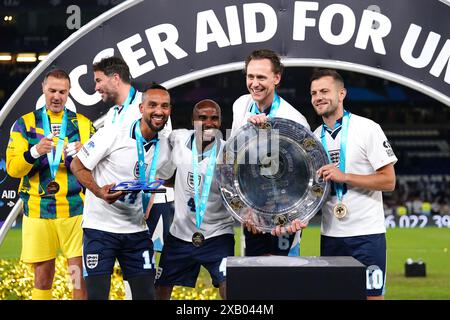 Der englische Theo Walcott (links), Sir Mo Farah, Tom Hiddleston und Jack Wilshere (rechts) mit der Trophäe nach dem Sieg in der Soccer Aid für UNICEF 2024 auf der Stamford Bridge, London. Bilddatum: Sonntag, 9. Juni 2024. Stockfoto