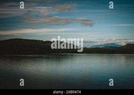 Erleben Sie die unberührte Schönheit der ruhigen Landschaft Alaskas mit diesem fesselnden Foto mit ruhigem Wasser, üppigem Grün und majestätischem Moun Stockfoto