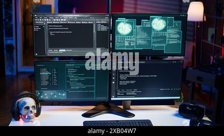 Nahaufnahme des Schreibtisches in der kriminellen Halle und Hacker-Software-Schnittstelle auf dem PC, die zum Diebstahl von Daten und Erpressen von Opfern verwendet wird. Technologie in der Wohnung, die für die Bereitstellung von DDOS-Angriffsskripten verwendet wird Stockfoto