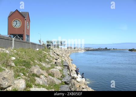 GREYMOUTH, NEUSEELAND, 19. OKTOBER 2023: Einige Whitebaiter nutzen ihre Netze am 19. Oktober 2023 im Grey River. Stockfoto