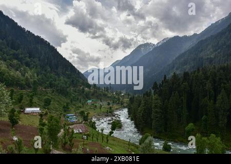 Ein Blick auf den Fluss Lidder, der durch das Aru-Tal in Pahalgam fließt, etwa 110 km südlich von Srinagar, der Sommerhauptstadt von Jammu und Kaschmir. Stockfoto