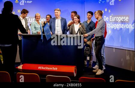 Niederlande. Juni 2024. DEN HAAG - Publikum beim Europäischen Ergebnisabend der Wahlen zum Europäischen Parlament in Nieuwspoort. Sonntag war der letzte Tag der Abstimmung in Europa. ANP ROBIN UTRECHT niederlande Out - belgien Out Credit: ANP/Alamy Live News Stockfoto