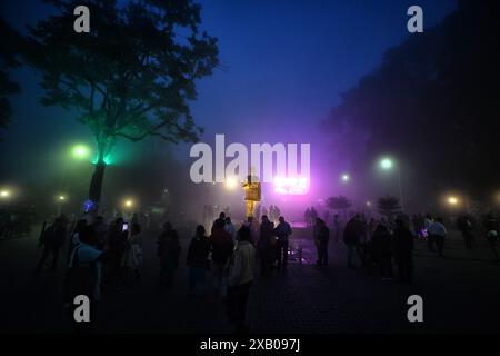 Darjeeling, Indien. Juni 2024. Die Leute versammeln sich in der Mall Road of Darjeeling während eines nebeligen Abends. (Foto: Avishek das/SOPA Images/SIPA USA) Credit: SIPA USA/Alamy Live News Stockfoto