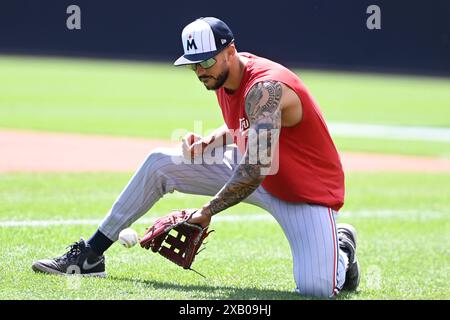 Pittsburgh, Usa. Juni 2024. Minnesota Twins Shortstop Carlos Correa (4) wärmt sich früh auf, bevor das Spiel gegen die Pittsburgh Pirates im PNC Park am Sonntag, den 9. Juni 2024, in Pittsburgh stattfand. Foto: Archie Carpenter/UPI Credit: UPI/Alamy Live News Stockfoto