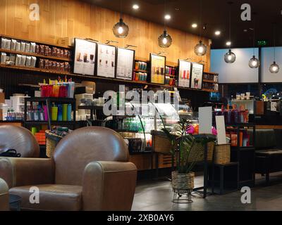 Bukarest, Rumänien - 23. Mai 2024: Starbucks Café im Einkaufszentrum Orhideea Stockfoto