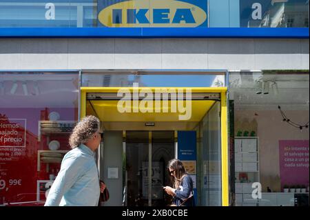 Madrid, Spanien. Juni 2024. Fußgänger laufen am schwedischen Ikea Möbelgeschäft in Spanien vorbei. (Credit Image: © Xavi Lopez/SOPA Images via ZUMA Press Wire) NUR REDAKTIONELLE VERWENDUNG! Nicht für kommerzielle ZWECKE! Stockfoto