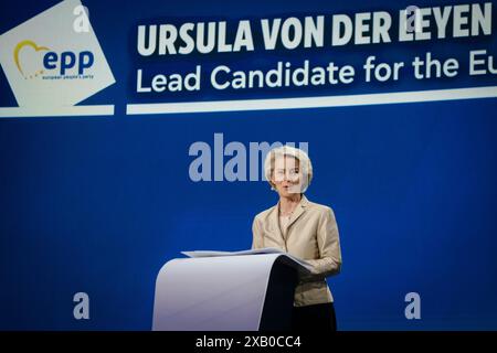 Brüssel, Belgien Juni 2024. Die Präsidentin der Europäischen Kommission und EVP-Spitzenkandidatin Ursula von der Leyen spricht bei einer Abendveranstaltung im Europäischen Parlament in Brüssel im Rahmen der Wahlen zum Europäischen Parlament am 9. Juni 2024 vor der Presse. Quelle: ALEXANDROS MICHAILIDIS/Alamy Live News Stockfoto