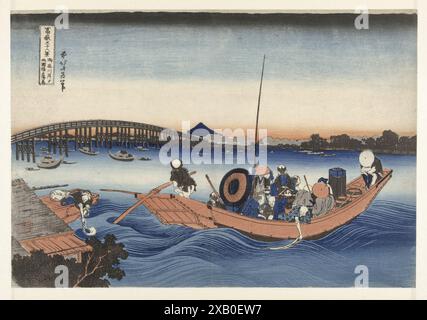 Beobachten Sie den Sonnenuntergang an der Ryogoku-Brücke von der Onmaya-Bank des japanischen Druckers Katsushika Hokusai Kunstwerk aus dem 19. Jahrhundert. Eine Fähre überquert den Fluss Sumida im Hintergrund die Ryogoku-Brücke und den Fuji-Berg vor einem roten Abendhimmel. Stockfoto