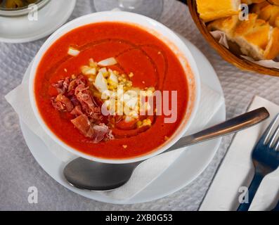 Cordoba salmorejo mit Schinken und Ei Stockfoto