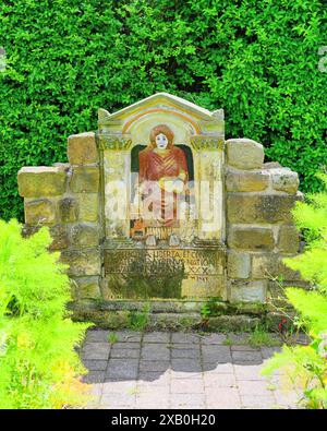 Römischer Grabstein oder Gedenkstätte bei Sonnenschein im römischen Fort Arbeia in South Shields Stockfoto