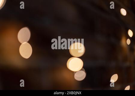 Unscharfe Bokeh-Lichter auf gelbem Hintergrund Stockfoto