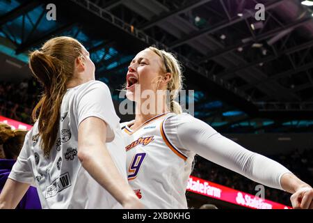 Arlington, Texas, USA. Juni 2024. Phoenix Mercury Guard SOPHIE CUNNINGHAM (9) feiert mit Teamkollegen nach Phoenix Mercury Center BRITTNEY GRINER das Spiel während eines WNBA-Spiels zwischen den Phoenix Mercury und Dallas Wings im College Park Center. Quecksilber gewinnt 97-90 in doppelter Überstunden. (Kreditbild: © Mark Fann/ZUMA Press Wire) NUR REDAKTIONELLE VERWENDUNG! Nicht für kommerzielle ZWECKE! Stockfoto