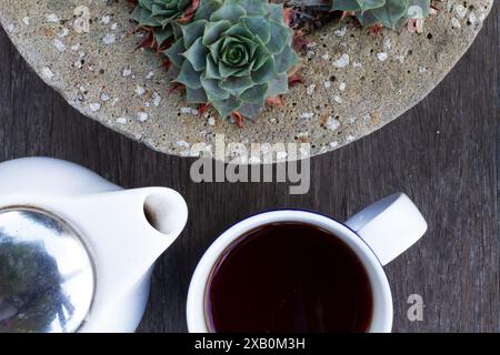 Blick von oben auf eine Tasse Tee im Hinterhof und eine Teetasse Stockfoto