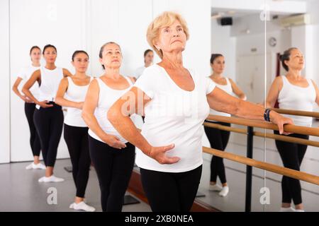 Verschiedene ältere Frauen tanzen Ballett Stockfoto