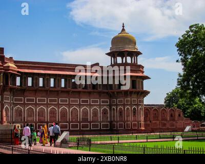 Agra, Indien - 29. Oktober 2013: Blick auf die roten Sandsteinmauern des Agra Forts in Uttar Pradesh, Indien Stockfoto