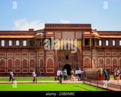 Agra, Indien - 29. Oktober 2013: Touristen erkunden das majestätische Agra Fort in Agra, Uttar Pradesh, Indien. Stockfoto