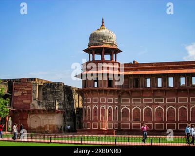 Agra, Indien - 29. Oktober 2013: Blick auf das Fort Agra, ein UNESCO-Weltkulturerbe, in Agra, Uttar Pradesh, Indien. Stockfoto