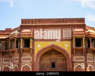 Agra, Indien - 29. Oktober 2013: Nahaufnahme des komplizierten Eingangs zum Roten Fort in Agra, Uttar Pradesh, Indien. Stockfoto