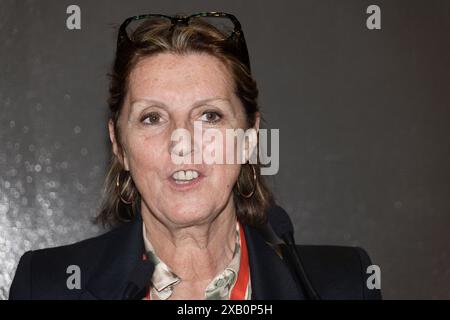 Paris, Frankreich. Juni 2024. Ein Gast nimmt am 9. Juni 2024 in Paris, Frankreich, an der „Art Show Saint Honoré V“ in der Art & Design Gallery Teil. Quelle: Bernard Menigault/Alamy Live News Stockfoto