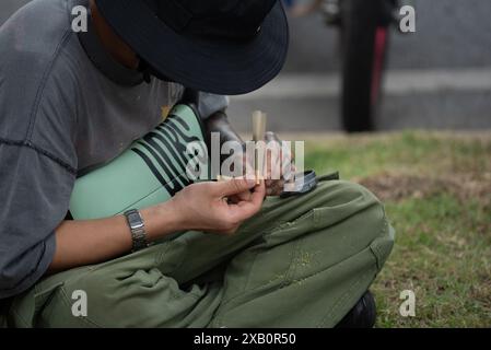 Bangkok, Thailand. Juni 2024. Manche Menschen verwenden Cannabis zur Behandlung von Erkrankungen. Manche Leute benutzen es, um sich zu entspannen. Während das Ministerium für öffentliche Gesundheit Thailand erwägt, Cannabis wieder auf Betäubungsmittelkonto zu bringen. (Foto: Teera Noisakran/Pacific Press) Credit: Pacific Press Media Production Corp./Alamy Live News Stockfoto