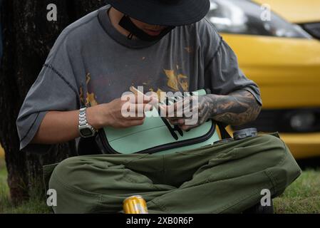 Bangkok, Thailand. Juni 2024. Manche Menschen verwenden Cannabis zur Behandlung von Erkrankungen. Manche Leute benutzen es, um sich zu entspannen. Während das Ministerium für öffentliche Gesundheit Thailand erwägt, Cannabis wieder auf Betäubungsmittelkonto zu bringen. (Foto: Teera Noisakran/Pacific Press) Credit: Pacific Press Media Production Corp./Alamy Live News Stockfoto