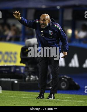 Empoli, Italien. Juni 2024. Italiens Cheftrainer Luciano Spalletti gibt Gesten während eines Freundschaftsspiels zwischen Italien und Bosnien und Herzegowina in Empoli, Italien, 9. Juni 2024. Quelle: Alberto Lingria/Xinhua/Alamy Live News Stockfoto