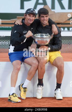 Der spanische Sieger Carlos Alcaraz posiert mit seinem Trainer Juan