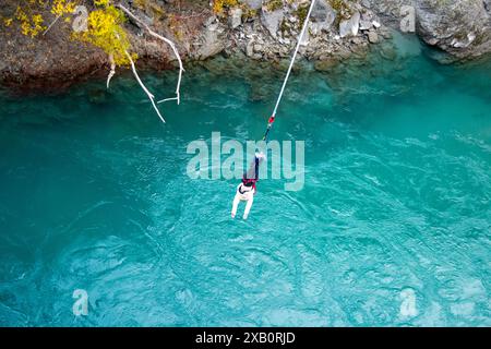 Bungy springt auf dem Fluss Stockfoto