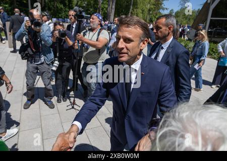 Le Touquet. Juni 2024. Der französische Präsident Emmanuel Macron (Front) begrüßt die Bewohner vor einem Wahllokal, nachdem er am 9. Juni 2024 für die Europawahlen in Le Touquet (Frankreich) gestimmt hat. Macron kündigte die Auflösung der Nationalversammlung an und rief am Sonntagabend neue Parlamentswahlen an, nachdem seine Renaissancepartei eine schwere Niederlage bei den Wahlen zum Europäischen Parlament erlitten hatte, so eine Live-Übertragung der lokalen Medien BFMTV. Frank Boham/Xinhua/Alamy Live News Stockfoto