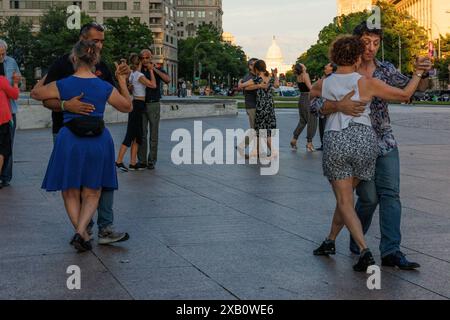 Washington, Usa. Juni 2024. People Ballroom tanzen in der Abenddämmerung im Freedom Plaza in Washington, D.C. (Foto: Aaron Schwartz/SIPA USA) Credit: SIPA USA/Alamy Live News Stockfoto