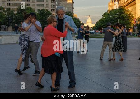 Washington, Usa. Juni 2024. People Ballroom tanzen in der Abenddämmerung im Freedom Plaza in Washington, D.C. (Foto: Aaron Schwartz/SIPA USA) Credit: SIPA USA/Alamy Live News Stockfoto