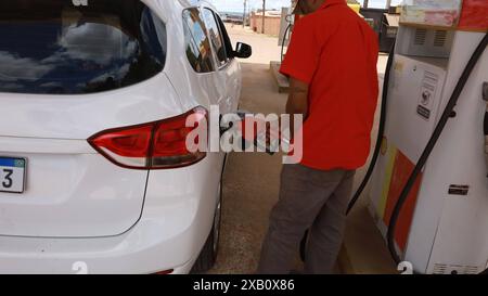 Tankstelle porto seguro, bahia, brasilien - 20. oktober 2023: Tankstellenbetreiber betankt Benzin und Fahrzeug an Tankstelle PORTO SEGURO BAHIA BRASILIEN Copyright: XJoaxSouzax 201023JOA4317719 Stockfoto