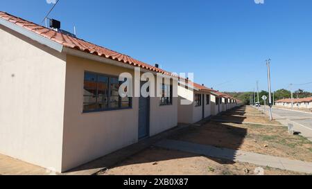 Regierungswohnungsprogramm santa maria da vitoria, bahia, brasilien - 23. oktober 2023: Blick auf ein Wohnhaus mit beliebten Häusern aus dem Minha Casa, Minha Vida Programm im Bundesstaat Bahia. SANTA MARIA DA VITORIA BAHIA BRASILIEN COPYRIGHT: XJOAXSOUZAX 231023JOA4317560 Stockfoto