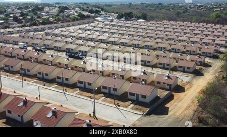 Regierungswohnungsprogramm santa maria da vitoria, bahia, brasilien - 23. oktober 2023: Blick auf ein Wohnhaus mit beliebten Häusern aus dem Minha Casa, Minha Vida Programm im Bundesstaat Bahia. SANTA MARIA DA VITORIA BAHIA BRASILIEN COPYRIGHT: XJOAXSOUZAX 231023JOA4317568 Stockfoto