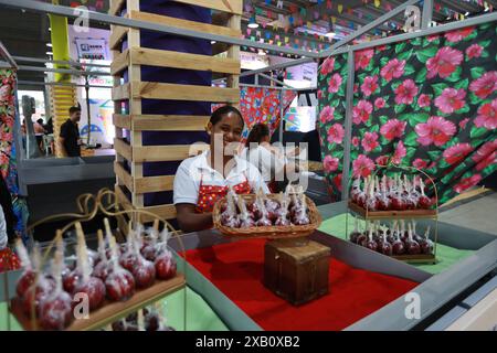Sao Joao Feiern in Bahia salvador, bahia, brasilien - 28. Mai 2024: apfel der Liebe zum Verkauf in Bars während der Sao Joao Feiern in der Stadt Salvador. SALVADOR BAHIA BRASILIEN Copyright: XJoaxSouzax 280524JOA00164 Stockfoto