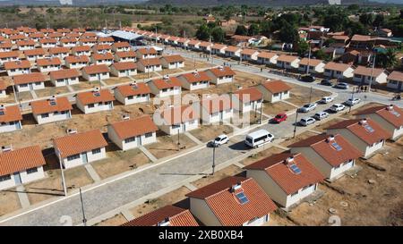 Regierungswohnungsprogramm santa maria da vitoria, bahia, brasilien - 23. oktober 2023: Blick auf ein Wohnhaus mit beliebten Häusern aus dem Minha Casa, Minha Vida Programm im Bundesstaat Bahia. SANTA MARIA DA VITORIA BAHIA BRASILIEN COPYRIGHT: XJOAXSOUZAX 231023JOA4317576 Stockfoto