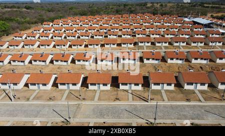 Regierungswohnungsprogramm santa maria da vitoria, bahia, brasilien - 23. oktober 2023: Blick auf ein Wohnhaus mit beliebten Häusern aus dem Minha Casa, Minha Vida Programm im Bundesstaat Bahia. SANTA MARIA DA VITORIA BAHIA BRASILIEN COPYRIGHT: XJOAXSOUZAX 231023JOA4317575 Stockfoto