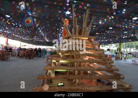 Sao Joao Feiern in Bahia salvador, bahia, brasilien - 28. Mai 2024: Dekoratives Lagerfeuer für die Feierlichkeiten von Sao Joao in der Stadt Salvador. SALVADOR BAHIA BRASILIEN Copyright: XJoaxSouzax 280524JOA00034 Stockfoto