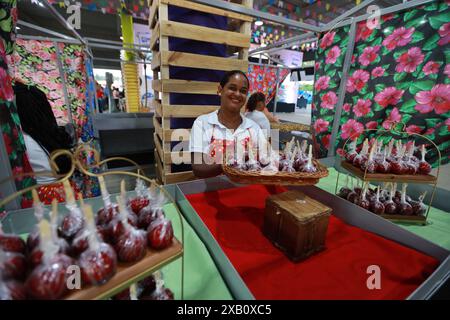 Sao Joao Feiern in Bahia salvador, bahia, brasilien - 28. Mai 2024: apfel der Liebe zum Verkauf in Bars während der Sao Joao Feiern in der Stadt Salvador. SALVADOR BAHIA BRASILIEN Copyright: XJoaxSouzax 280524JOA00154 Stockfoto